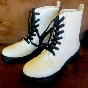 Like new. Qupid size 7 women’s white ankle / combat lace up boots.